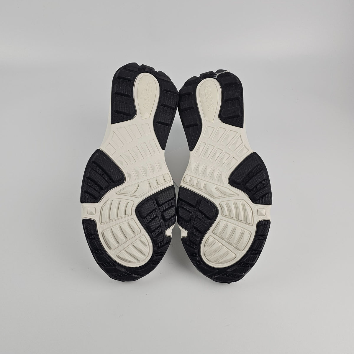 VALENTINO GARAVANI True Act $980 White/Black Sneakers New And Authentic